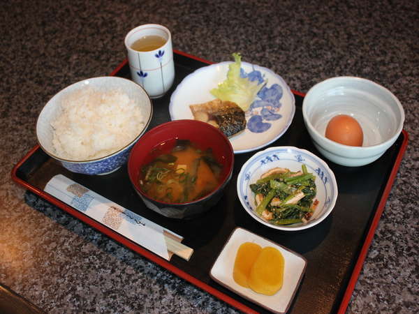 朝食/和定食一例】焼魚・ごはん・味噌汁・小鉢・漬物等、THE日本の朝食をご用意！