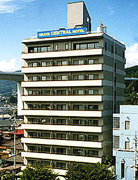 岡谷駅正面に立つホテルです。10階建て、72部屋ご用意しております。
