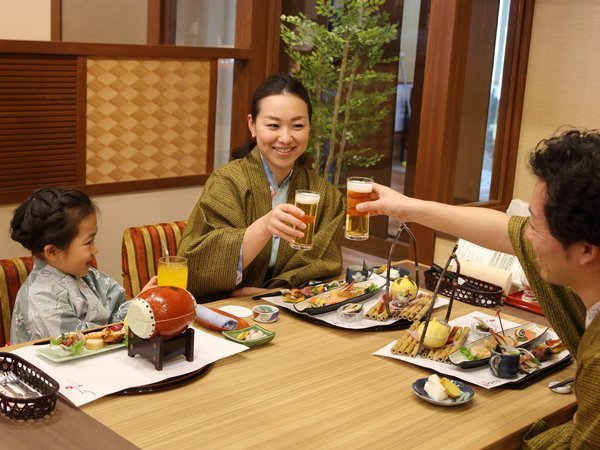 秋田ごちそうダイニング「味彩」、皆でカンパイ！