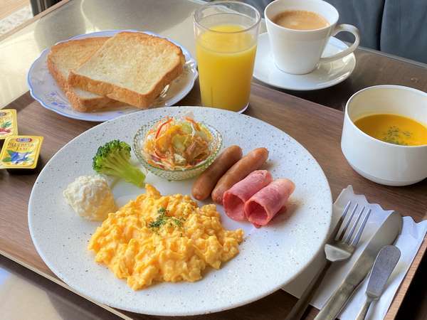 日替わり朝食：スクランブルエッグとパンがメインの洋食メニュー