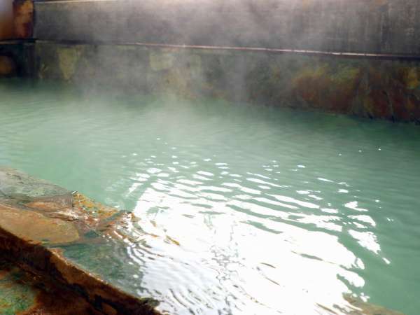 源泉温度52℃ある地蔵源泉を引湯しております。もちろん源泉かけ流しの天然温泉です。