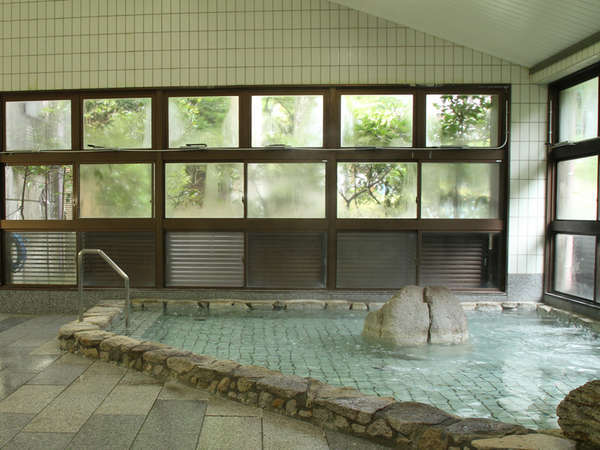 【高月温泉で湯ったり…】渓谷の石を使った浴槽からは成川渓谷の四季折々の景色が楽しめます。