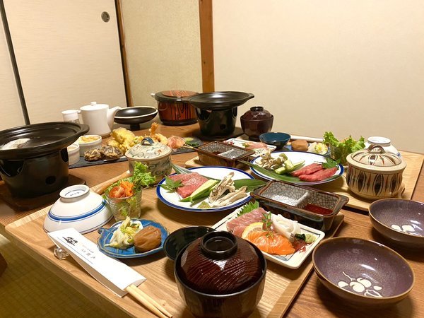 お部屋でごゆっくりお召し上がり下さい。陶板焼き・お刺身・天ぷらなど（メニューは日替わりになります）