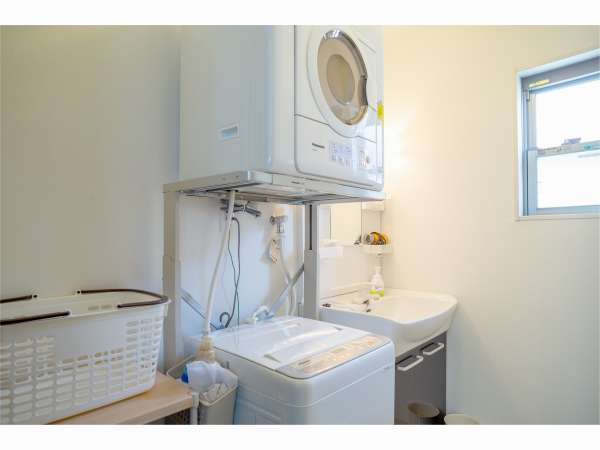 洗面所には洗濯機とガス乾燥機があり、滞在に便利です。