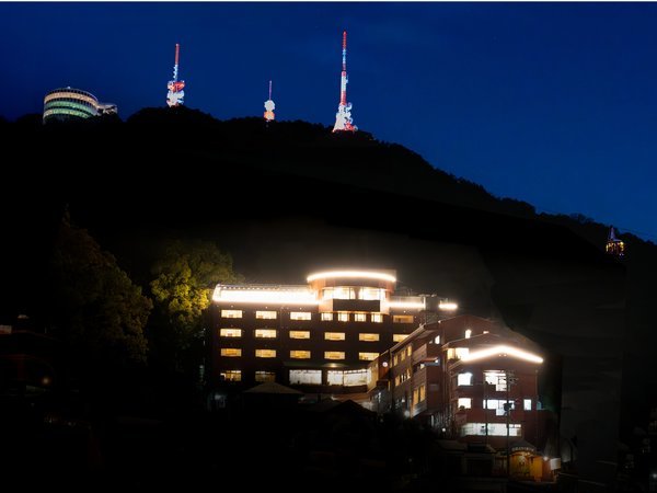 夜は世界新三大夜景の中腹に煌めく眩いライトアップが印象的です。