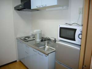 ミニキッチン付きで長期滞在にとても便利。他に洗濯機･掃除機も完備。