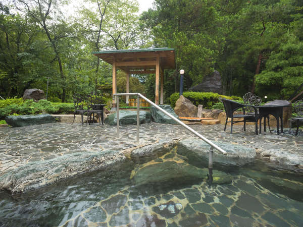 緑に囲まれた露天風呂。四季折々の景色を楽しみながら湯あみをどうぞ♪