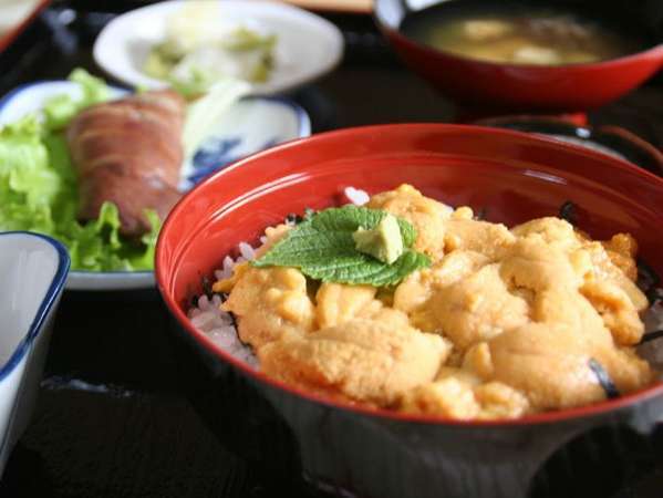 ウニ丼は日帰りの方は2,600円（税込）※要予約、宿泊の方は2,000円（税込）で追加できます。