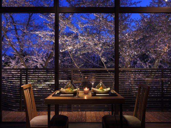 【桜の季節】ダイニングと客室は桜並木に面しています。