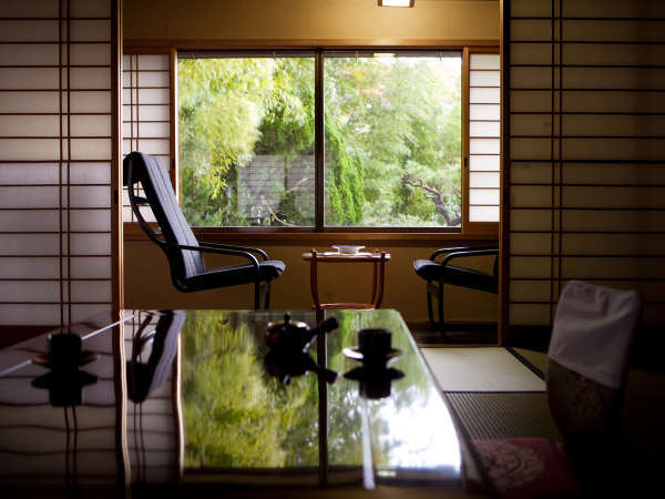 客室から望む日本庭園は別府の中心地ということを忘れさせてくれる穏やかで凛とした表情を見せてくれます。