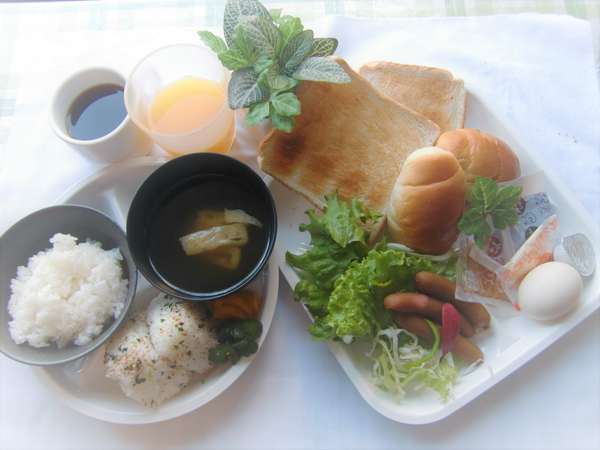 軽朝食（おにぎり・ト－ストなどやコーヒ・ジュース等が食べ飲み放題)