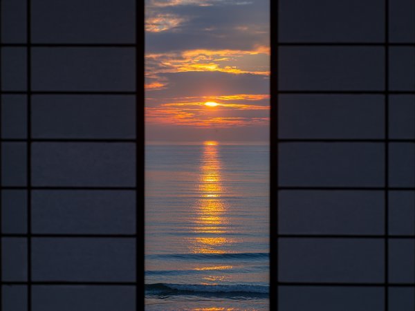 お部屋から望む夕景、玄界灘へ沈んでゆく夕日のひとときは絶景です。