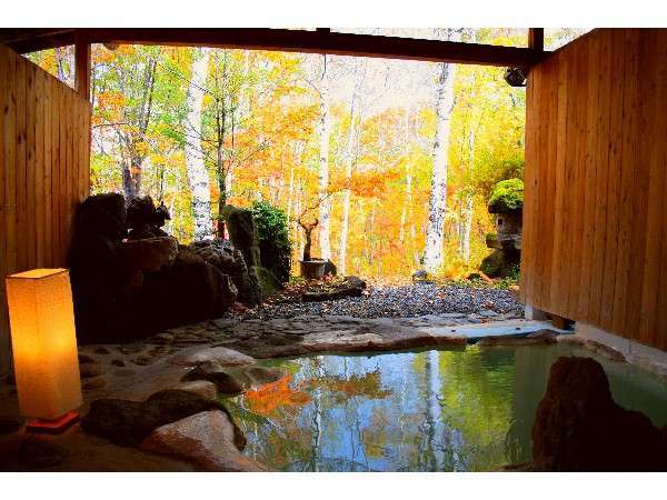 紅葉を眺める露天風呂(10月中頃の風景）