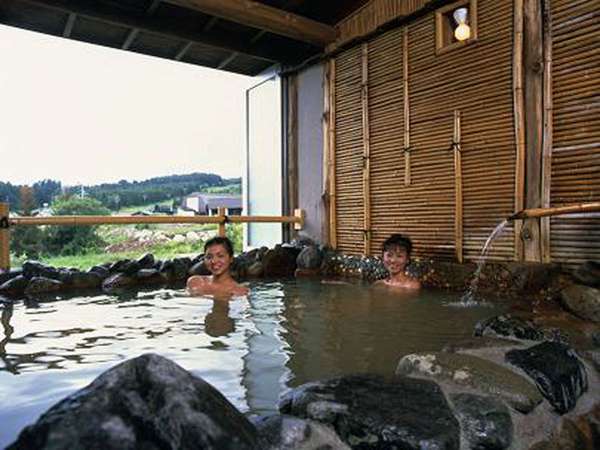 *開放的な露天風呂で景色と温泉を楽しむ…