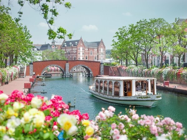 季節の花々が咲き誇る運河沿い。初夏の風に吹かれながら街中を美しく包み込む花々を楽しもう！