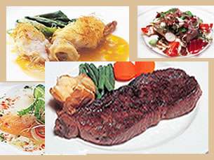 グルメも満足!!　好評のディナーは、牛サーロインステーキと魚料理がメインの洋食フルコース。
