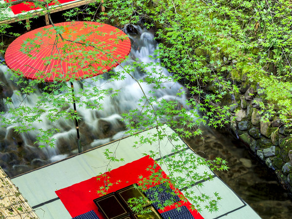 街中での暑さがまるで嘘のように清々しい空気が漂う「貴船の川床」。ぜひ夏の京都の思い出に。