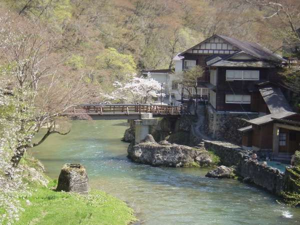 春、菊水舘より自炊部湯治屋をのぞむ