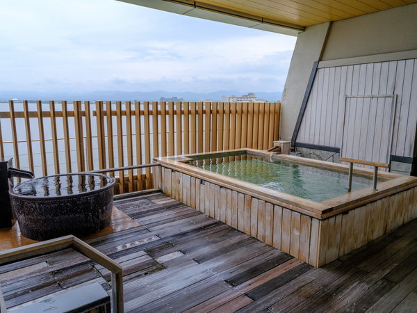 【大浴場】露天風呂「槇の主浴槽+ヒノキの樽風呂」