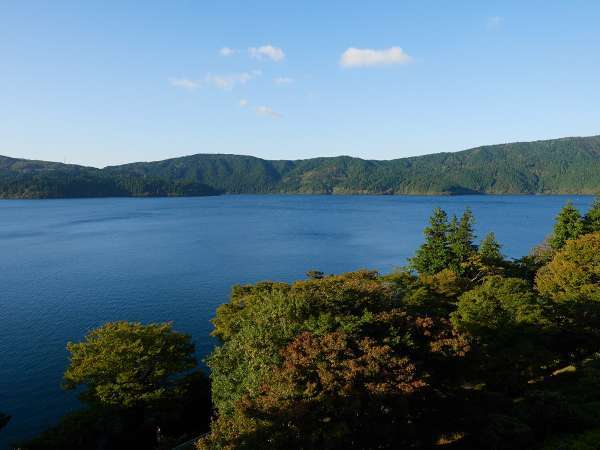 山のホテルの目前にひろがる芦ノ湖