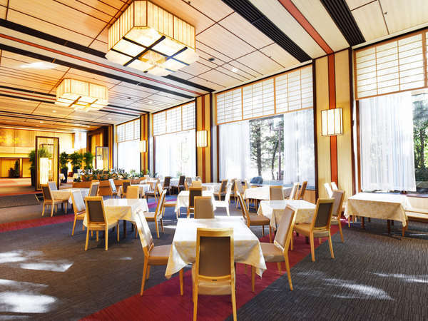 明るく開放的な雰囲気のカフェ＆レストラン京わらべ