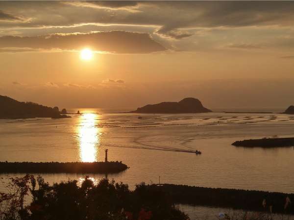 全客室から見渡せる北浦湾と朝日。朝日を眺めながらお風呂に浸かってみてはいかがでしょうか？