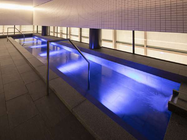 【大浴場】シンプルでモダンなデザインの中に、ライン照明が印象的なワンランク上のリラックス空間です。