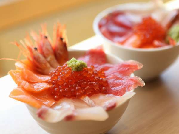 【朝食バイキング一例】朝から贅沢に☆人気の海鮮丼（イメージ）