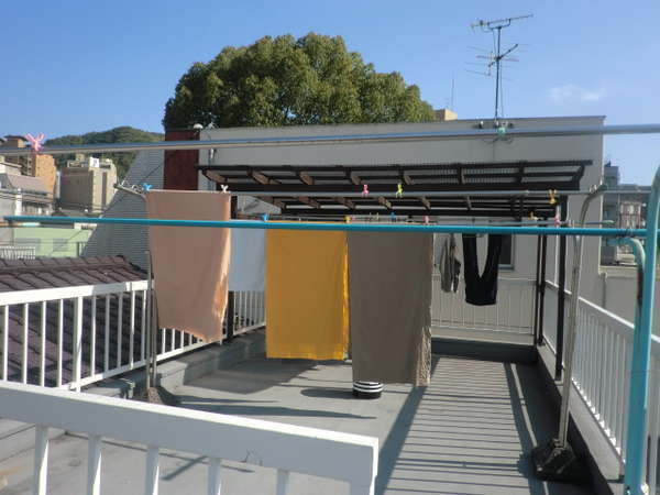 屋上には洗濯物を干せるスペース。洗濯機は一回２００円でご利用できます。