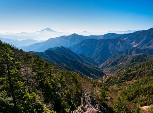 甲武信ヶ岳山頂から見る富士山と奥秩父の山々