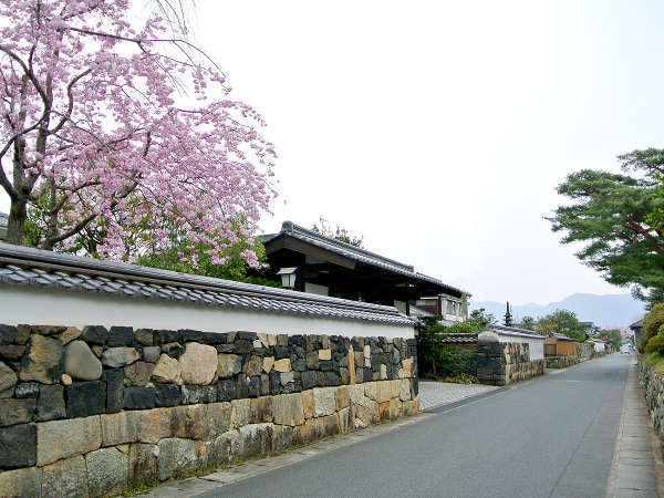 【御成道】北門屋敷前の通りは、江戸時代、お殿様の参勤交代の際の通り道だったメインストリート。