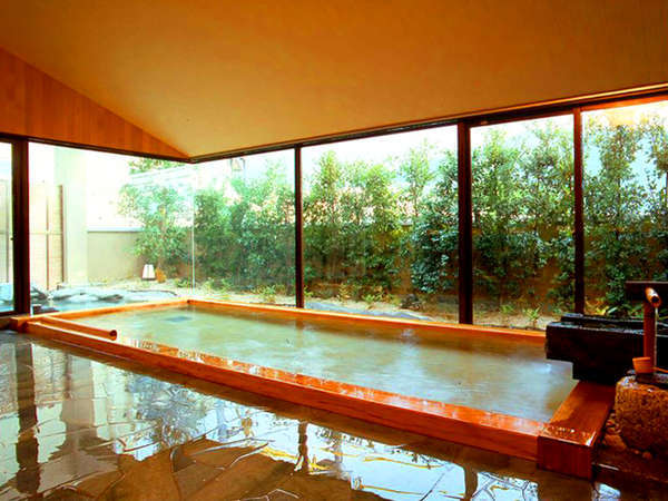 【温泉】男女別大浴場。効能豊かな源泉を直接引き入れているので、新鮮な温泉が堪能できる