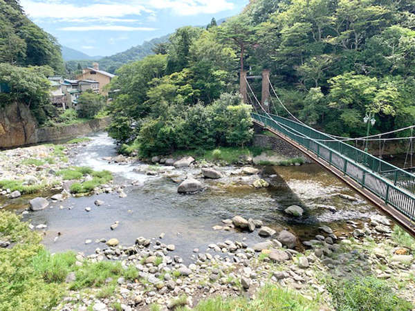 目の前に流れる箒川のせせらぎと四季折々の風景