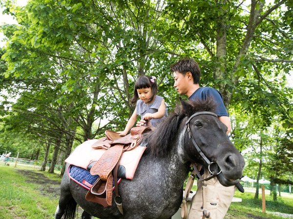 併設の戸隠牧場では乗馬体験などもできます。