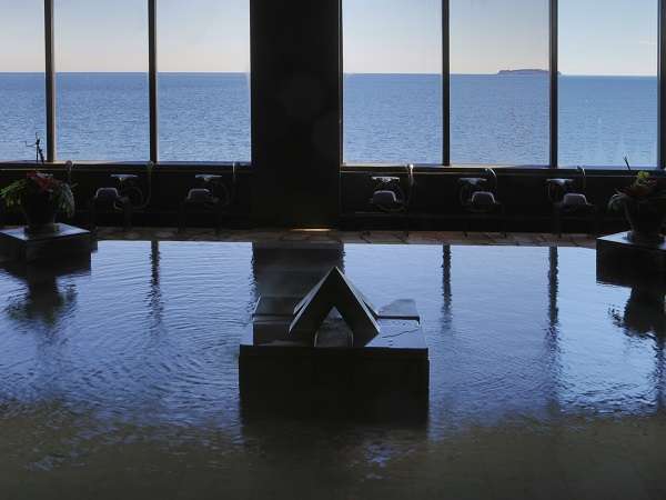 大海原を望む温泉大浴場。海からの昇る『朝日』、そして『満月』を見ながらのご入浴は至福の時間です。