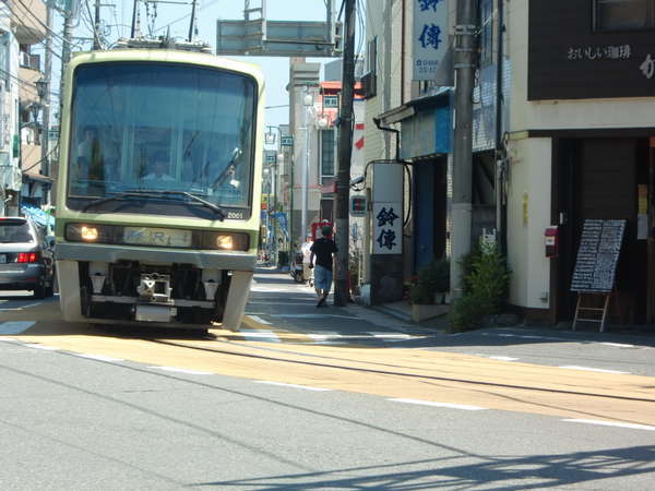 江ノ島駅～腰越駅間の路面を走る江ノ電♪。当館から江ノ島駅まで徒歩５分