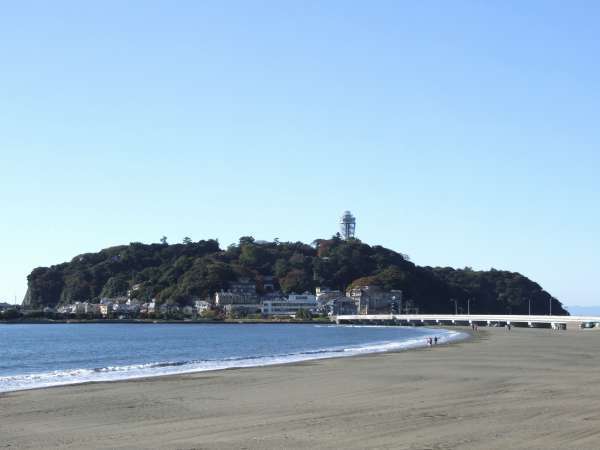 シーズンオフの片瀬東浜海岸。風情があります♪徒歩数分。