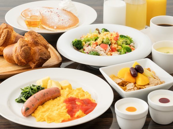 「BLT STEAK」が手掛ける朝食をご用意しております。落ち着いた空間で、ご朝食をお楽しみください。