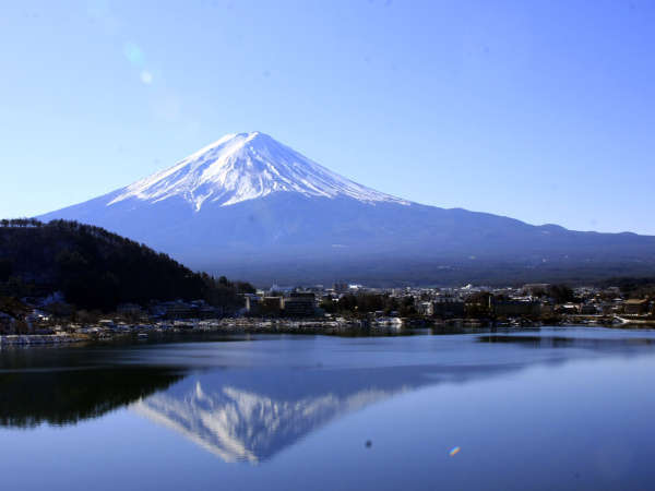 雄大な富士山　日本を代表する景色です*