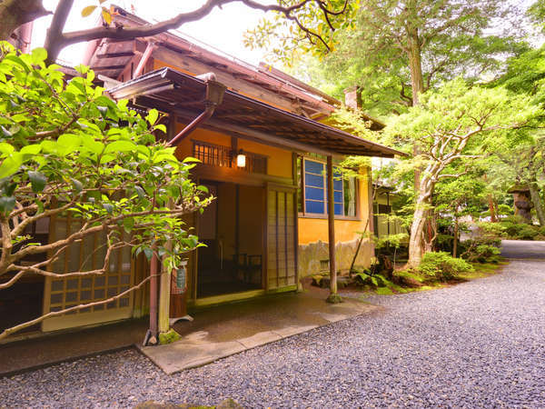 *強羅駅より3分。心安らぐ静けさと自然豊かな庭園の中、お寛ぎいただけます。