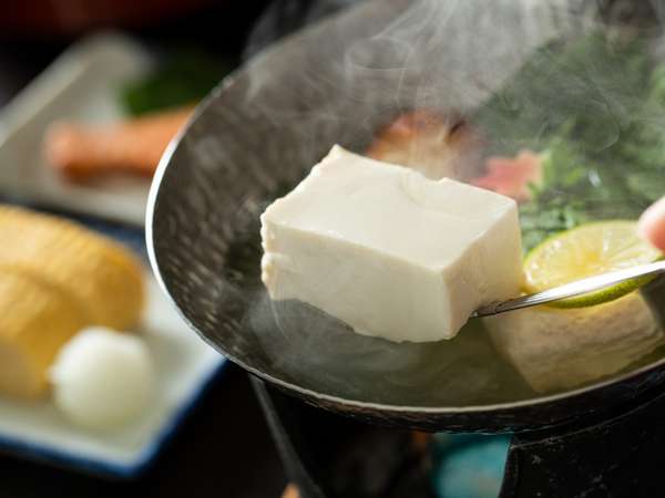 熱々の湯豆腐を食べるとなんだかホッっとしますね…。 