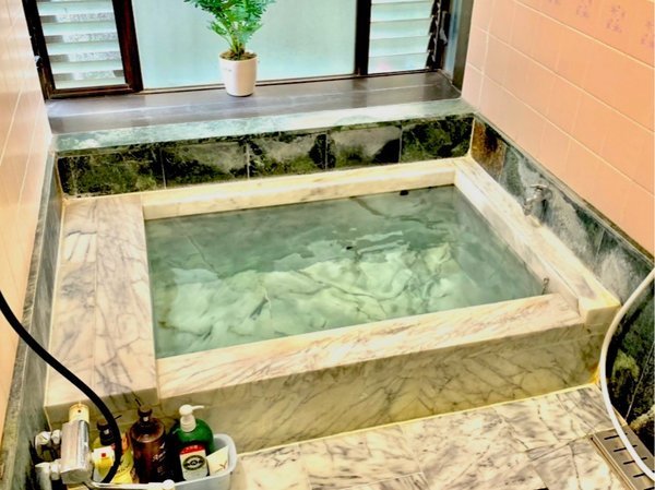 大理石の温泉はやや小さめですが貸切で入れます。ぬるめのお湯で、ゆっくり入れるのも好評です♪