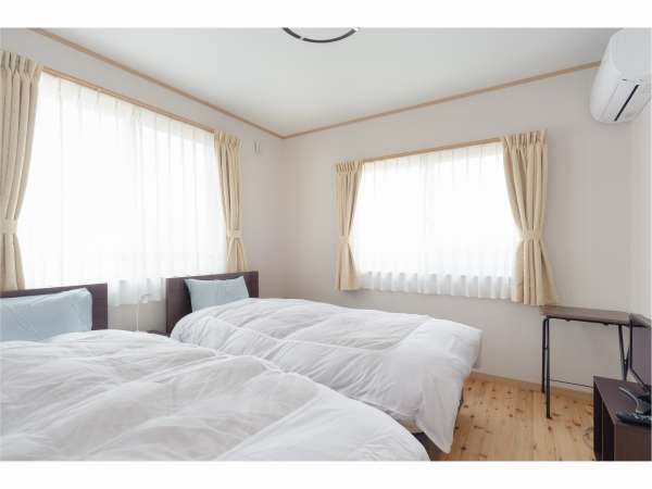 ツインルーム。無垢の木床の部屋にベッド２台のお部屋です。志賀高原や北信州の山並み眺望があります。