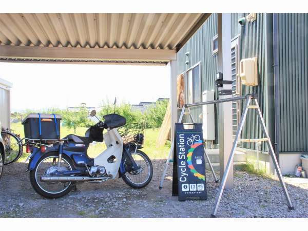 バイクや二輪車用の屋根付き駐輪場完備。宿主はカブ主です。