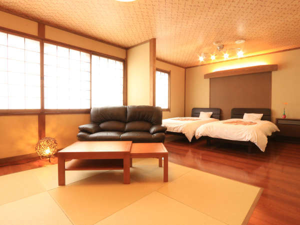 【和洋室】モダンなインテリアで飾られた木の温もりのあるお部屋です。ゆったりおくつろぎ下さい。