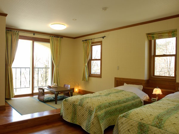 畳座敷付の本館2階和洋室。テラスから山中湖や富士山の景色が楽しめます。多機能シャワールーム付。