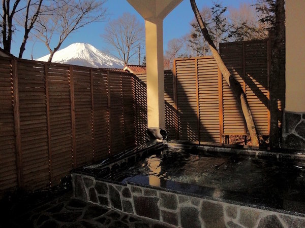 富士山を望み、野鳥の声を聞く。寛ぎのひと時を、ゆったりサイズの貸切露天風呂で、