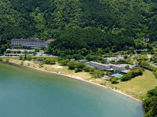 【全景】琵琶湖の宮ヶ浜のある休暇村。左が東館、右が西館。