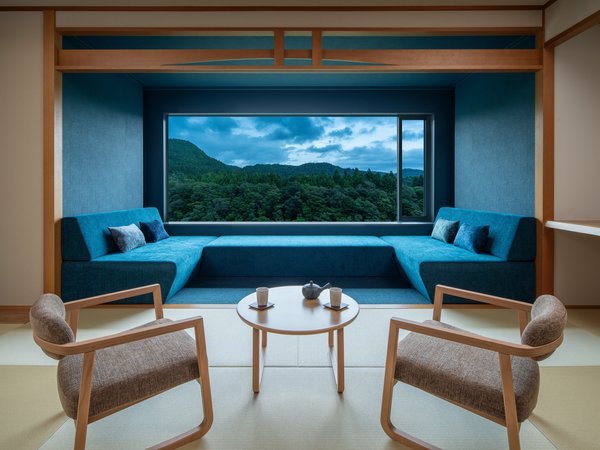 渓流を望むスタンダードなお部屋です。秋保温泉の美しい渓谷、磊々峡から着想を得た紺碧色の広縁が特徴です