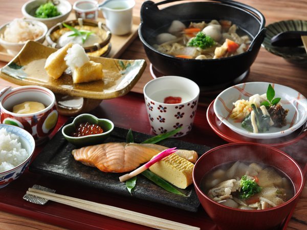 【朝食】芋煮や三角揚げなど地元ならではの和食膳をご用意いたします。